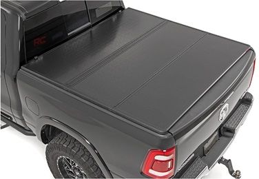 Rough Country Tri-Fold Cover Ram 1500 DS, DT & Classic 5'7'' Kein Ram Box